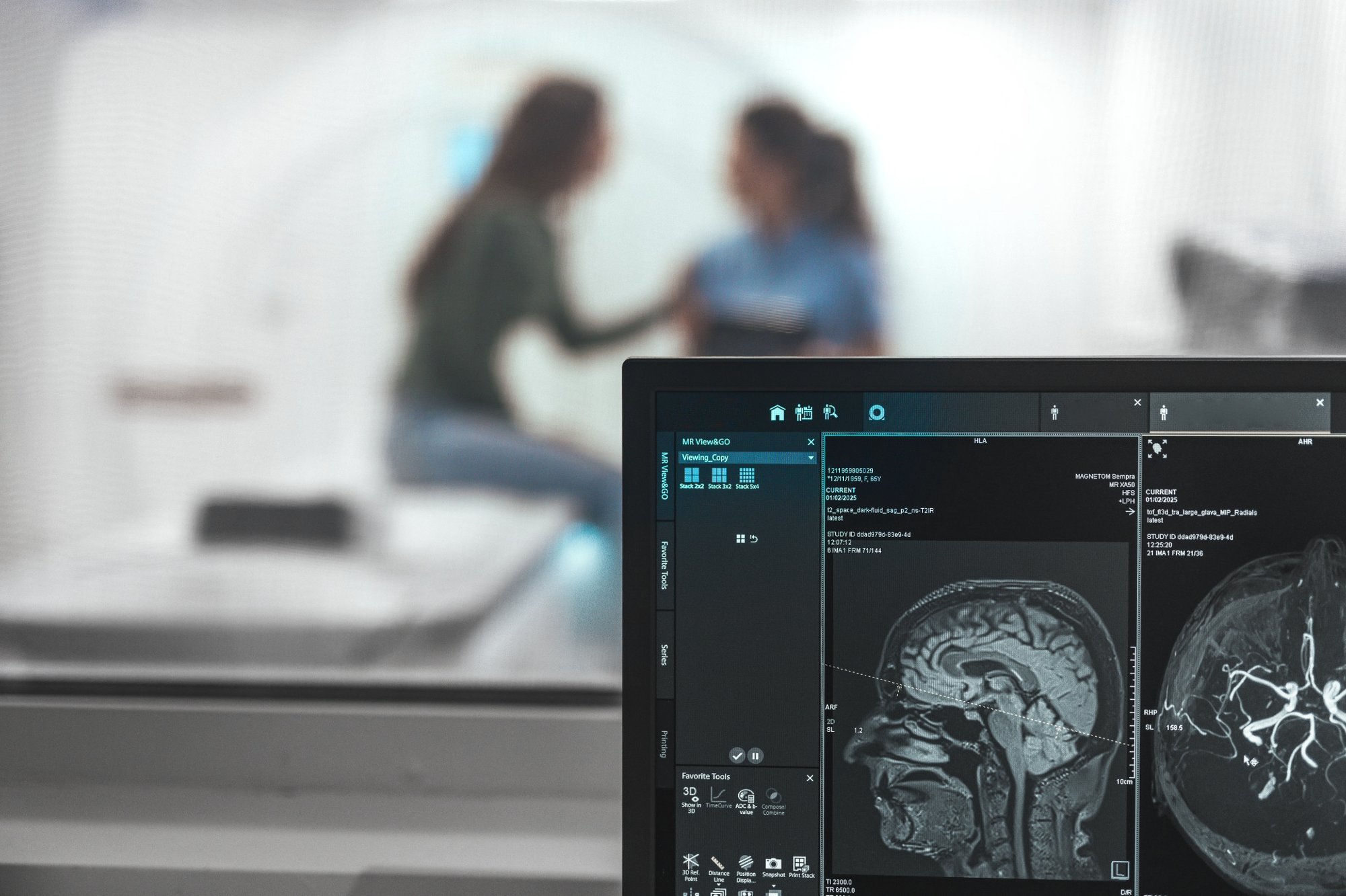 Bildschirm mit Befund im Vordergrund und im Hintergrund ein MRT mit einer Patientin und einer MTR die etwas besprechen
